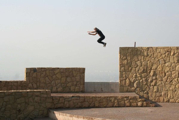 Le parkour urbain : Philosophie et techniques