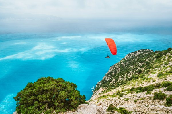Baptême en parapente à annecy : survol des montagnes majestueuses